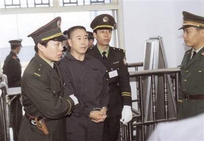 2000年9月30日，河南商丘，胡萬(wàn)林被法警押上法庭。