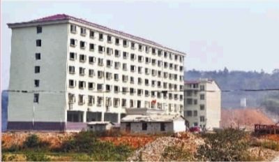  10月23日，長沙市岳麓區(qū)蓮花鎮(zhèn)云蓋村村委會的辦公大樓。  實(shí)習(xí)記者 李健 攝