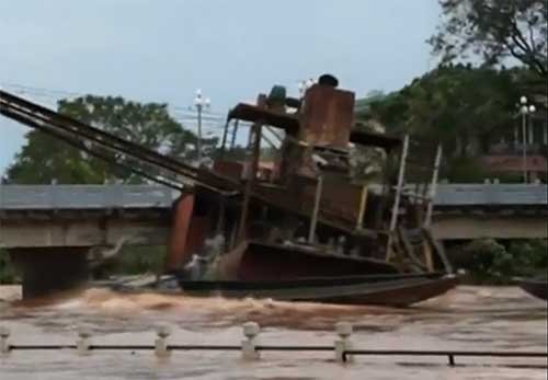 抽砂船卡在橋下。