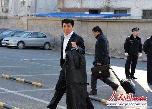 庭審當(dāng)日，李某某辯護(hù)律師張起淮匆匆趕到北京市一中院    人民網(wǎng)記者 翁奇羽攝