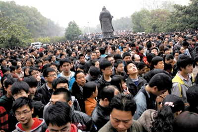 去年3月16日，武漢華中科技大學(xué)，“北約”、“華約”、“卓越”聯(lián)盟自主招生選拔考試湖北考點(diǎn)，考生等待進(jìn)場(chǎng)。 圖/CFP