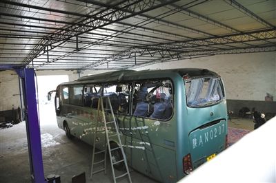 爆炸客車內(nèi)部已經(jīng)面目全非。據(jù)華商報