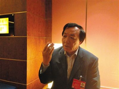 　昨日，在接受采訪時，何香久強調(diào)，大多公務(wù)員是勤勉工作的。