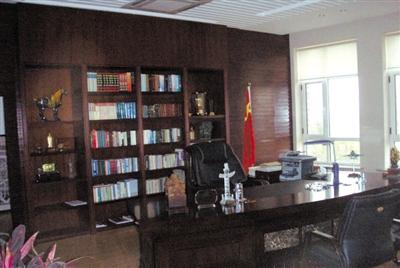 遼寧大學(xué)黨委書(shū)記被曝光的辦公室。 網(wǎng)絡(luò)截圖