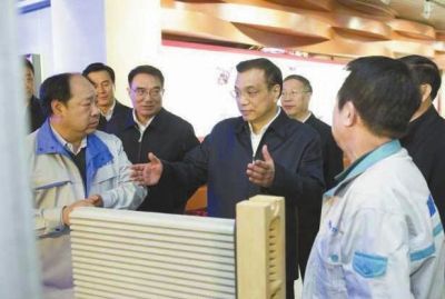 昨天，李克強在科技園查看PM2.5過濾設備。圖/新華視點微博