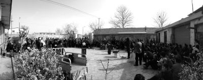 昨天下午，杜家疃村委會(huì)原文書(shū)李榮茂，向村民介紹當(dāng)天上午與街道辦溝通的情況。京華時(shí)報(bào)記者 懷若谷 攝