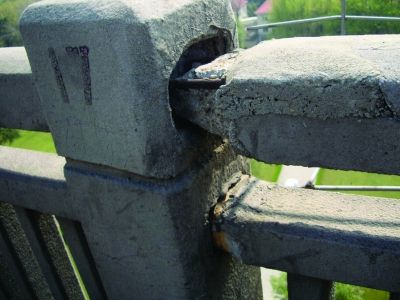 圖為大橋17號(hào)墩處橋面裂縫。梅建明 攝