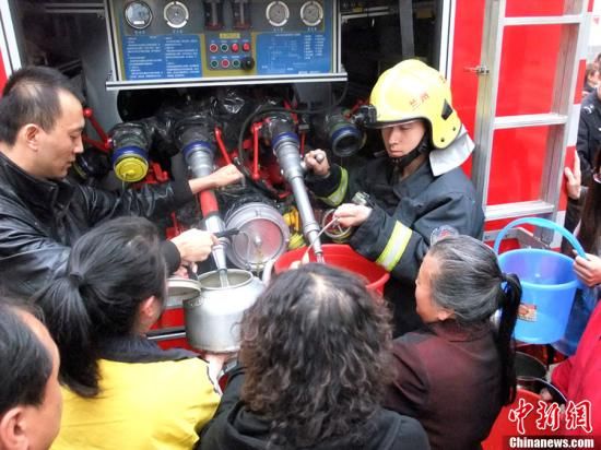 　4月11日，蘭州市自來(lái)水苯含量嚴(yán)重超標(biāo)，蘭州啟動(dòng)公共突發(fā)事件應(yīng)急機(jī)制，緊急調(diào)配安全水源在居民區(qū)投放，圖為消防隊(duì)給西固蘭玻西社區(qū)居民送來(lái)水，市民排隊(duì)取水。裴強(qiáng) 攝 圖片來(lái)源：東方IC 版權(quán)作品 請(qǐng)勿轉(zhuǎn)載