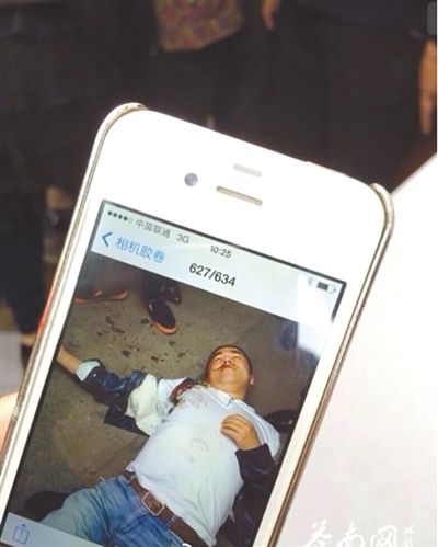 4月19日上午，目擊者拍到的黃祥拔被打現(xiàn)場圖片。網(wǎng)絡(luò)截圖