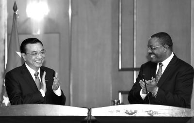 ▲國務(wù)院總理李克強在亞的斯亞貝巴與埃塞俄比亞總理海爾馬里亞姆會談后，共同會見記者。 新華社發(fā)