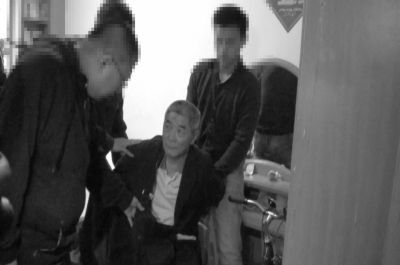 　向南夫被警方抓獲。