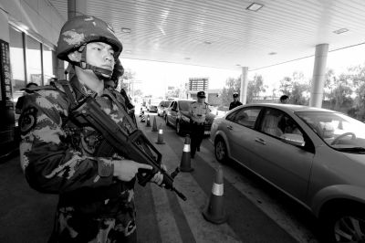 武警持槍警戒進(jìn)駐檢查站。