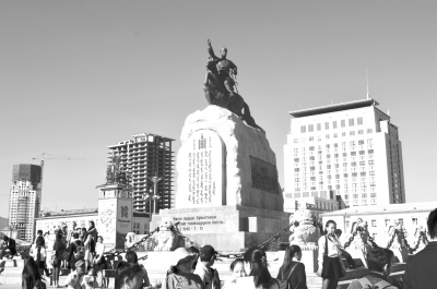 　圖為烏蘭巴托市成吉思汗廣場一角。 馬振華攝