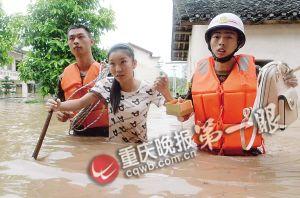 長壽區(qū)，消防官兵搜救被困群眾。