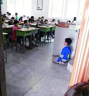 傳小學生被老師逼下跪 調(diào)查稱學生主動下跪(圖)