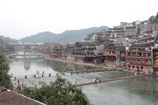 鳳凰古城以被吐槽七次高居最想吐槽榜榜首，而這七次吐槽全部來自在鳳凰古城隨機采訪的10名游客中。