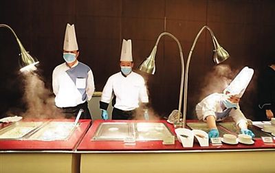 　工作人員在餐廳忙碌。（網(wǎng)絡(luò)圖片）