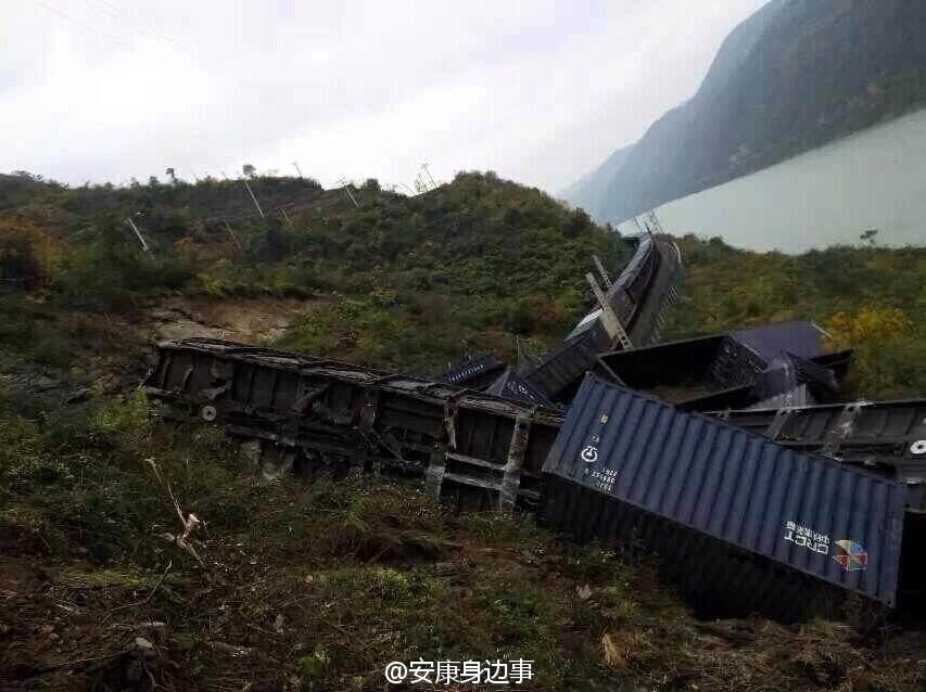襄渝鐵路旬陽(yáng)至棕溪上行線(xiàn)發(fā)生山體塌方，致使75228次貨物列車(chē)8節(jié)車(chē)廂脫線(xiàn)。圖片來(lái)源于網(wǎng)絡(luò)