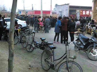 　11月9日下午，暴力催債的社會人員持械進(jìn)入獻(xiàn)縣安莊后，村民們聚集在一起準(zhǔn)備反抗。村民供圖