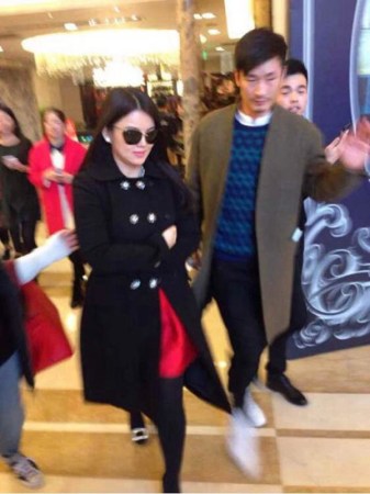 　婚禮現(xiàn)場現(xiàn)多位明星大腕助陣。