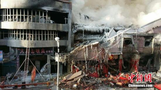 2015年1月3日，哈爾濱市道外區(qū)太古街著火塌方現(xiàn)場，火又燒了起來