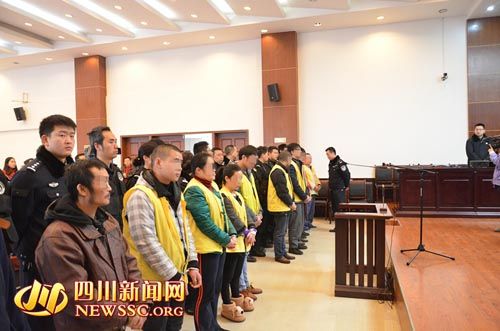 胡寶寶（右四）等接受集中宣判。