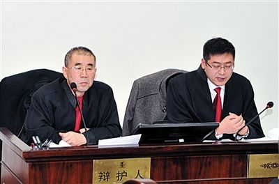1月5日，呼市中院審理趙志紅案。律師謝飛（左）和張瑞軍（右）出庭為趙志紅辯護(hù)。