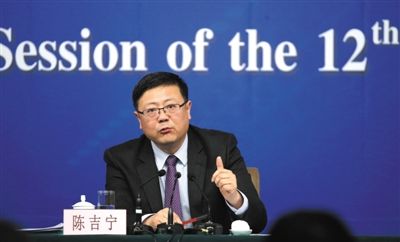 昨日，十二屆全國人大三次會(huì)議新聞中心，環(huán)保部部長陳吉寧回答中外記者提問。新京報(bào)記者 陳杰 攝