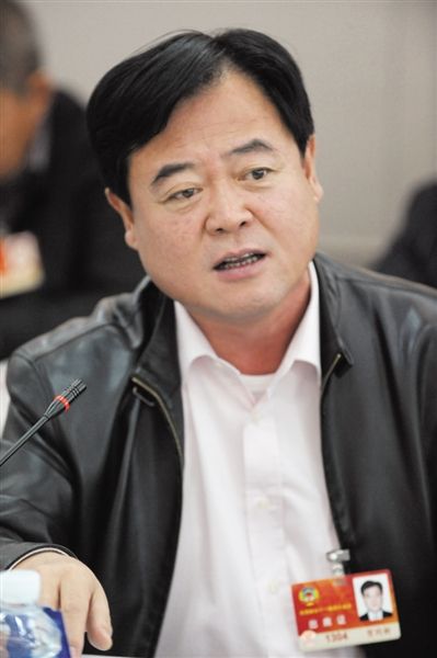 　政協(xié)委員、中國通用技術(shù)集團(tuán)董事長賀同新稱，按照2014年的數(shù)字，他的薪水下降了近50%。圖/CFP