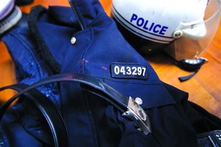 在閔行區(qū)虹橋派出所的一角，擺放著茆盛泉曾經最愛的警服?！?43297”的警號、深色的警服依稀可見已經凝固的血跡，警用皮帶也斷裂了。