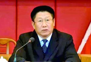 他曾身居要職，在仕途上平步青云，“連跳式”升官；他如今落馬，被查出近乎瘋狂地收受巨額利益、用公款送禮，還隱瞞“裸官”身份、在私企老板的安排下多次嫖娼、參與賭博、與多名女性通奸，被一線辦案人員形容為“五毒俱全”的干部。近日，深圳原市委常委、政法委書記蔣尊玉的貪腐歷程被披露。