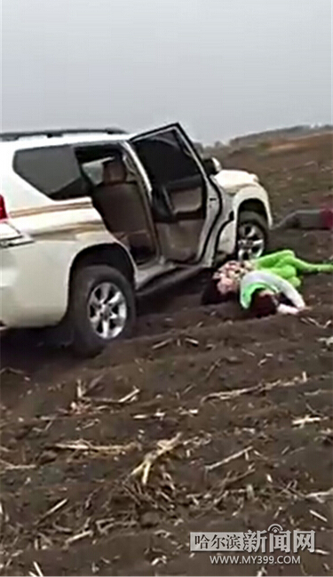 鄉(xiāng)干部開車沖進(jìn)農(nóng)田攆野雞 8旬農(nóng)民阻攔被打倒 鄉(xiāng)干部開車沖進(jìn)農(nóng)田攆野雞 8旬農(nóng)民阻攔被打倒