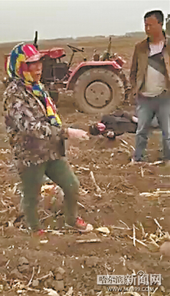 鄉(xiāng)干部開車沖進(jìn)農(nóng)田攆野雞 8旬農(nóng)民阻攔被打倒 鄉(xiāng)干部開車沖進(jìn)農(nóng)田攆野雞 8旬農(nóng)民阻攔被打倒