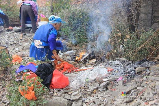 老人們準(zhǔn)備好松香紙錢等祭祀用品，虔誠祈福。