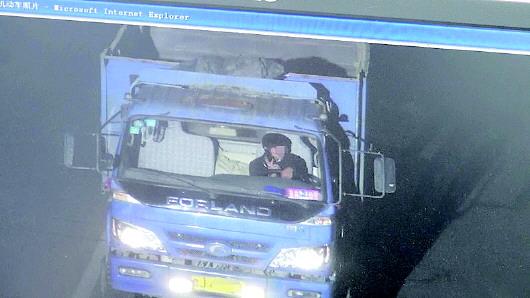 張某被抓拍到開車打手機。