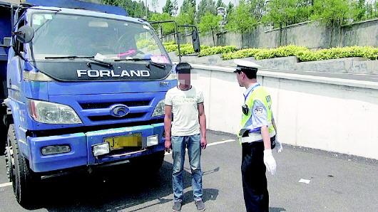 民警對持C1駕照駕駛大貨車、一年違法350余次的張某進行批評教育。