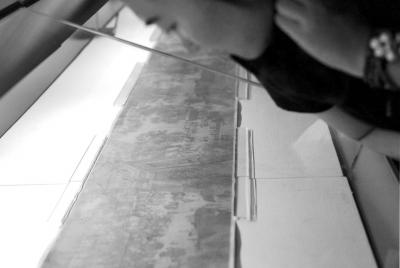 一名觀眾俯身細(xì)看《清明上河圖》。 京華時(shí)報(bào)記者王海欣攝