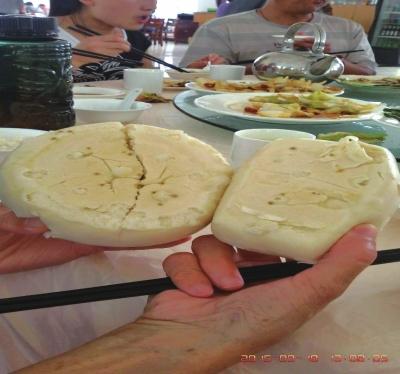 在參加山西游行程中，體驗(yàn)員發(fā)現(xiàn)團(tuán)餐中的饅頭已經(jīng)發(fā)霉。視頻截圖