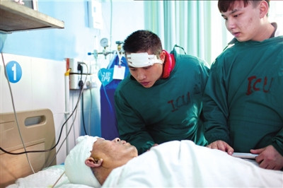 11月16日，王冬（頭部包裹紗布者）在照顧李大爺