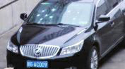 被砸別克君威前擋風(fēng)玻璃傷痕明顯 被砸別克君威前擋風(fēng)玻璃傷痕明顯