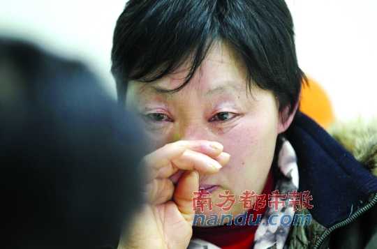 　　聽(tīng)聞判決結(jié)果，被害人母親楊書(shū)會(huì)控制不住眼淚。南都記者徐文閣攝