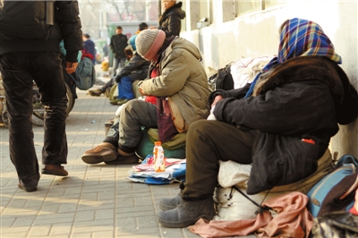 昨天，仍有流浪人員在路邊居留。本報(bào)記者譚青攝/視頻