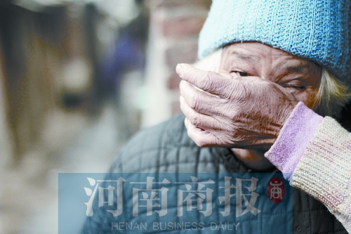 鄭州一老太走過(guò)菜市場(chǎng) 送給閨女的6只凍雞不翼而飛