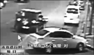 事發(fā)現(xiàn)場監(jiān)控錄像顯示，白圈內(nèi)的被害人老丁，正在牧馬人越野車旁收費(fèi)。 圖片來自電視截圖