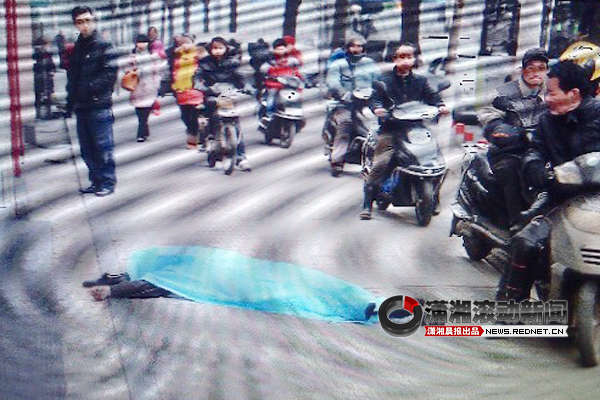 2月4日早上8時(shí)30分許，長(zhǎng)沙人民中路255號(hào)一棟住宅樓露天樓梯6樓頂部，一名三十多歲的中年男子跳下