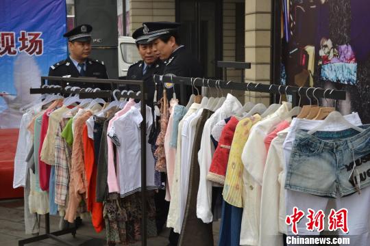 警方展示的部分被盜服裝?！∷瘟⒊z