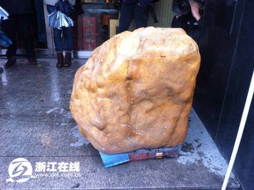 女子倒車時(shí)撞壞一塊“石頭”被要求賠償50萬(wàn)元 女子倒車時(shí)撞壞一塊“石頭”被要求賠償50萬(wàn)元