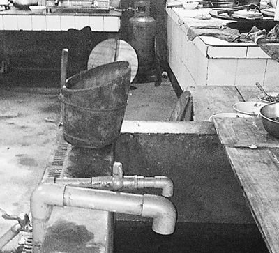 在鎮(zhèn)機(jī)關(guān)食堂，洗菜煮飯都用自來水。