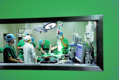 昨晚，醫(yī)生為小進(jìn)進(jìn)做截肢手術(shù)。