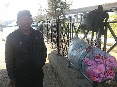 流浪漢狂奔千米跑上高架倆 勇救跳橋女郎(圖) 流浪漢狂奔千米跑上高架倆 勇救跳橋女郎(圖)